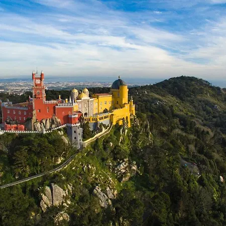 Проживание в семье Sun House - Pool & Kitchen - Near Sintra Синтра