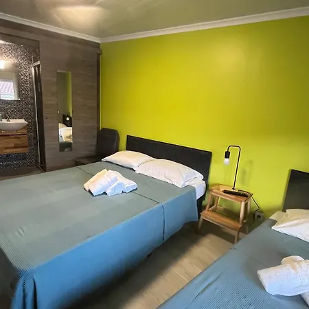 Sun House - Pool & Kitchen - Near Sintra Проживание в семье *