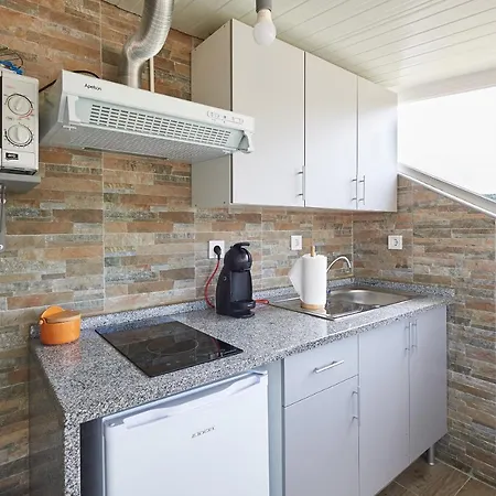 Sun House - Pool & Kitchen - Near Sintra Проживание в семье
